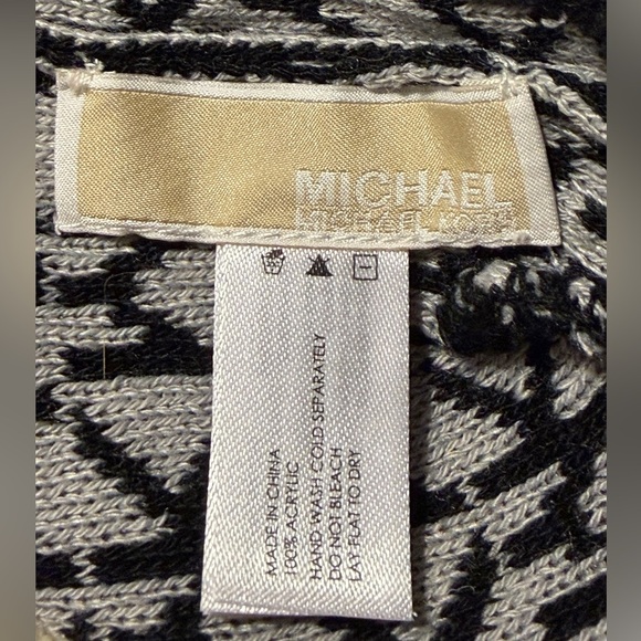 Michael Kors Signature Beanie with Red Trim - Picture 4 of 4